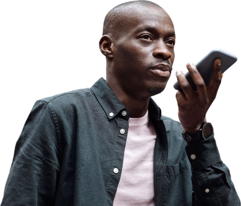 Apprenant enregistrant sa voix sur son téléphone